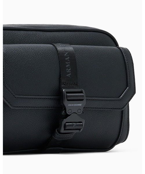 ARMANI EXCHANGE(アルマーニエクスチェンジ)の「【A|X アルマーニ エクスチェンジ】AXロゴ バックルディテール ショルダーバッグ(ショルダーバッグ・メンズ・ブラック・FREE)」の4枚目の写真