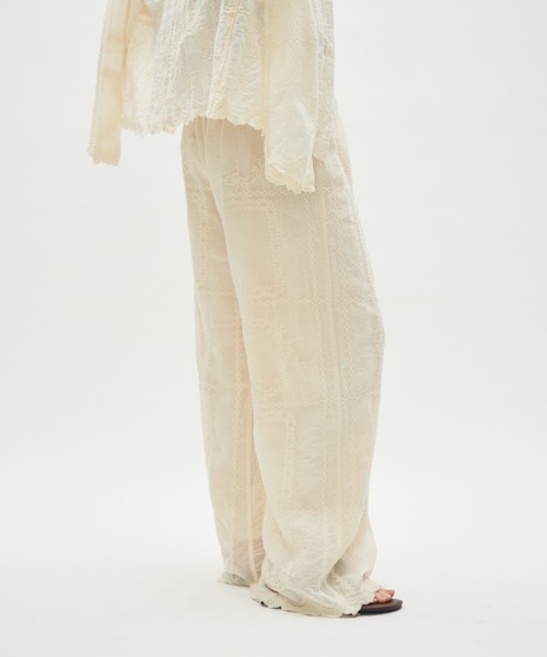 full/fill.(フルフィル)の「natural embroidery pants / ナチュラル刺繍パンツ(その他パンツ・レディース・ナチュラル/ブラック・FREE)」の4枚目の写真