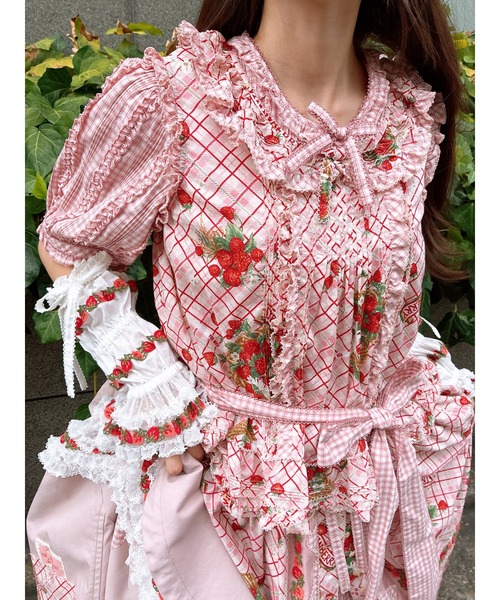PINK HOUSE(ピンクハウス)の「苺リースプリントノースリーブブラウス(シャツ/ブラウス・レディース・ブラック/シャンパン/ブルー/レッド/グリーン・フリー)」の5枚目の写真