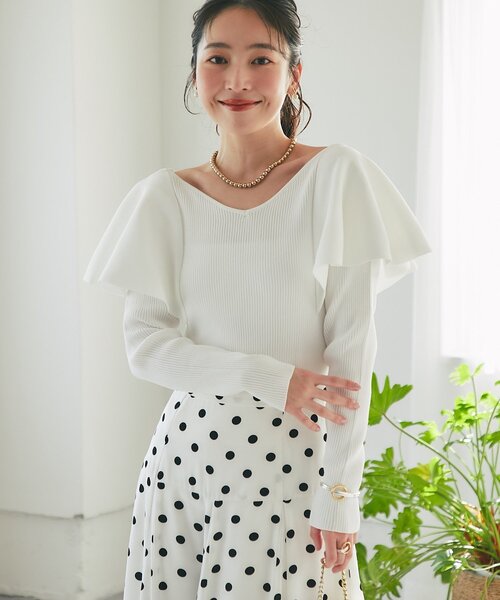 La boutique BonBon（ラブティックボンボン）の「【今すぐお届け！・女子力UP】ラッフルフリルニット（ニット/セーター・レディース・オフホワイト/サックスブルー/ネイビー・FREE）」の4枚目の写真