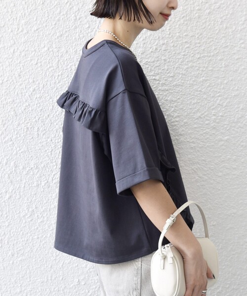 SHIPS(シップス)の「【WEB限定】〈接触冷感〉オーガニック コットン フリル TEE(Tシャツ/カットソー・レディース・ダークグレー/ライラック/オフホワイト・ONESIZE)」の5枚目の写真
