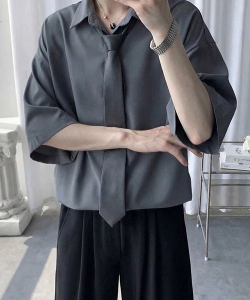 WYZ wear(ダブリューワイジィーウェア)の「ネクタイ付きオーバーサイズ半袖シャツ/ユニセックス(シャツ/ブラウス・メンズ・ブラック/グレー/ホワイト・XL/L/M)」の17枚目の写真