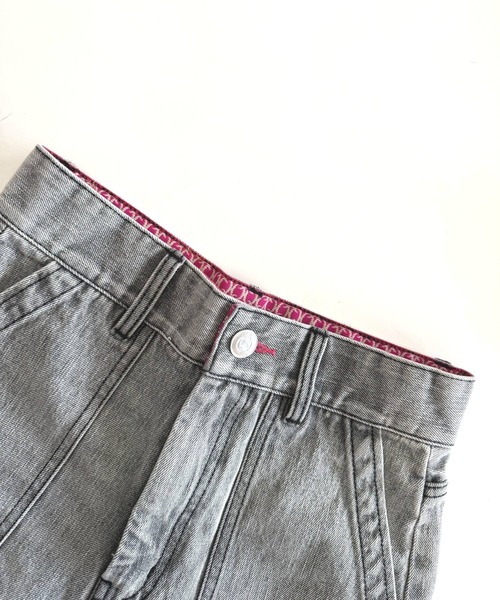 Q（キュー）の「Qgirlワイドブラックデニム（デニムパンツ・レディース・グレー・LARGE/MEDIUM/SMALL）」の7枚目の写真