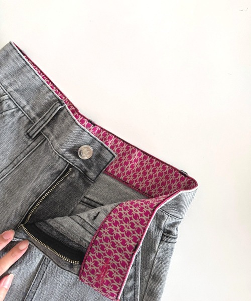 Q（キュー）の「Qgirlワイドブラックデニム（デニムパンツ・レディース・グレー・LARGE/MEDIUM/SMALL）」の6枚目の写真