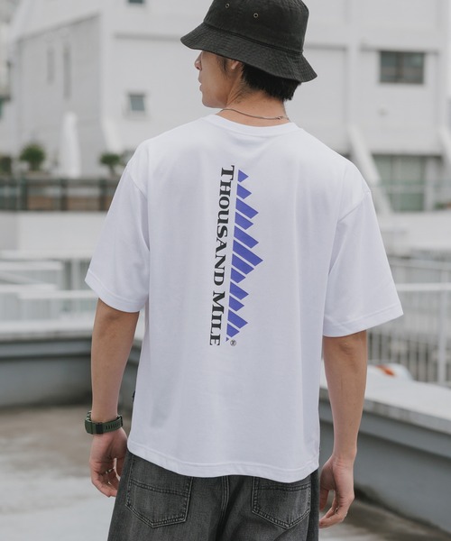 THOUSAND MILE(サウザンドマイル)の「THOUSAND MILE/サウザンドマイル SHORT SLEEVE PRINT T-SHIRT VERTICAL LOGO ビッグプリント ロゴ刺繍 クルーネックTシャツ 秋 秋服 2026年秋冬(Tシャツ/カットソー・メンズ・ホワイト/ブラック・XS/M/L/XL)」の1枚目の写真