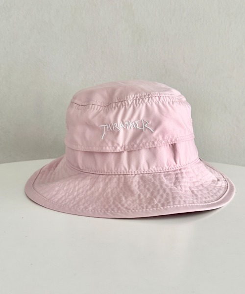 THRASHER（スラッシャー）の「【撥水/防汚】【接触冷感】THRASHER ロゴ刺繍 キッズ サンシェード バケットハット（あご紐付き）（ハット・キッズ・ピンク/アイボリー/ブラック・55cm）」の3枚目の写真