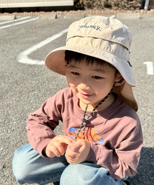 THRASHER（スラッシャー）の「【撥水/防汚】【接触冷感】THRASHER ロゴ刺繍 キッズ サンシェード バケットハット（あご紐付き）（ハット・キッズ・ピンク/アイボリー/ブラック・55cm）」の2枚目の写真