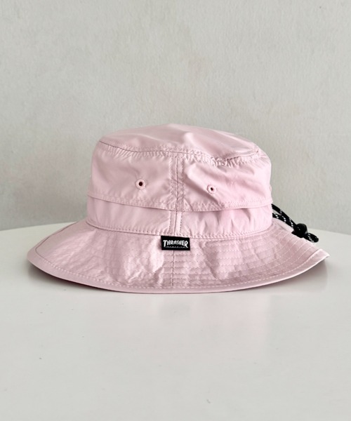 THRASHER（スラッシャー）の「【撥水/防汚】【接触冷感】THRASHER ロゴ刺繍 キッズ サンシェード バケットハット（あご紐付き）（ハット・キッズ・ピンク/アイボリー/ブラック・55cm）」の7枚目の写真