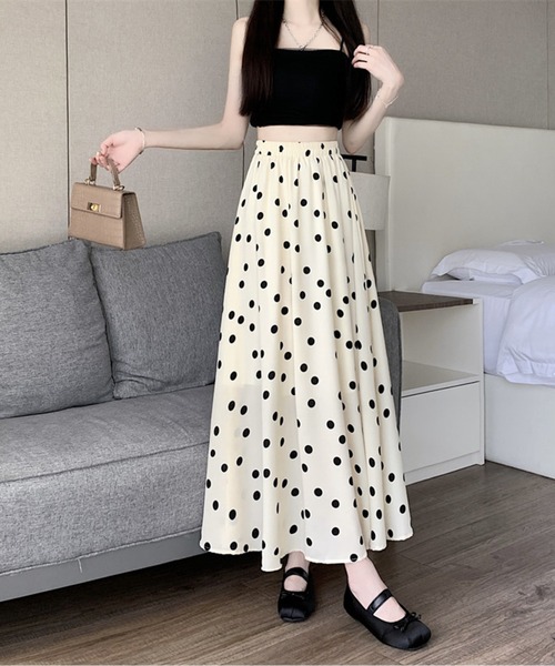 LUCPY(ラクピー)の「ドット柄フレアロングスカート(スカート・レディース・ホワイト/ブラック・SMALL/X-LARGE/LARGE/MEDIUM)」の1枚目の写真