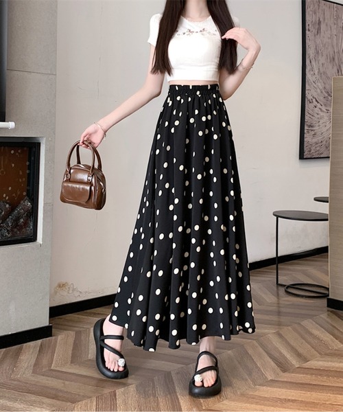 LUCPY(ラクピー)の「ドット柄フレアロングスカート(スカート・レディース・ホワイト/ブラック・SMALL/X-LARGE/LARGE/MEDIUM)」の2枚目の写真
