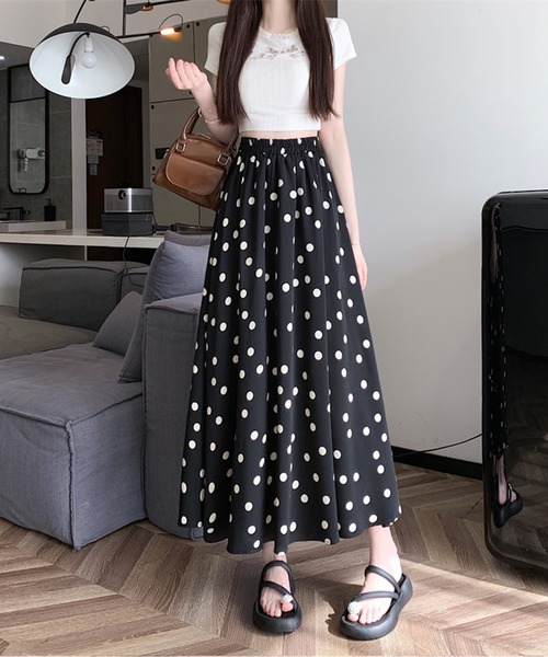 LUCPY(ラクピー)の「ドット柄フレアロングスカート(スカート・レディース・ホワイト/ブラック・SMALL/X-LARGE/LARGE/MEDIUM)」の3枚目の写真