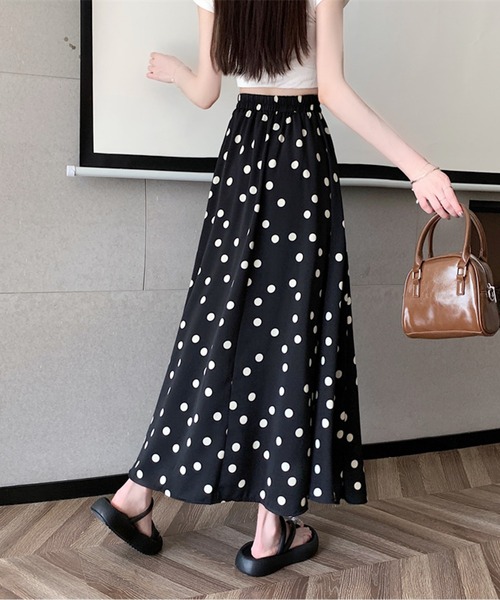 LUCPY(ラクピー)の「ドット柄フレアロングスカート(スカート・レディース・ホワイト/ブラック・SMALL/X-LARGE/LARGE/MEDIUM)」の4枚目の写真