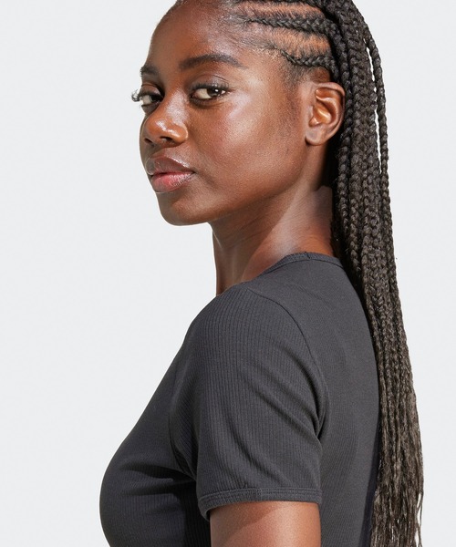adidas(アディダス)の「adidas/アディダス ORI ESS RIB TEE クロップド丈 スリムフィット トレフォイルロゴ リブニットトップス 秋 秋服 2026年秋冬(Tシャツ/カットソー・レディース・ホワイト/ブラック・S/M/L/XS)」の6枚目の写真