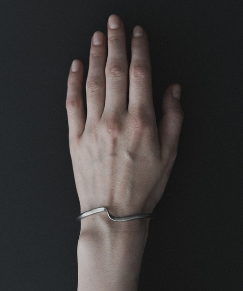 leline(リライン)の「ナチュラルウェーブバングル / Natural Wave Bangle(バングル/リストバンド・メンズ・シルバー・FREE)」の2枚目の写真