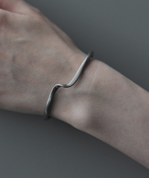 leline(リライン)の「ナチュラルウェーブバングル / Natural Wave Bangle(バングル/リストバンド・メンズ・シルバー・FREE)」の3枚目の写真