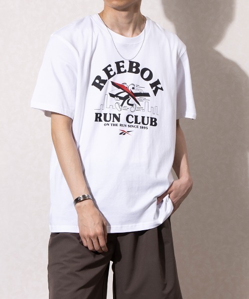 Reebok(リーボック)の「ランナー グラフィック Tシャツ / RUNNER GRAPHIC TEE(Tシャツ/カットソー・メンズ・グレイッシュベージュ/ホワイト/グリーン・SMALL/X-LARGE/LARGE)」の1枚目の写真