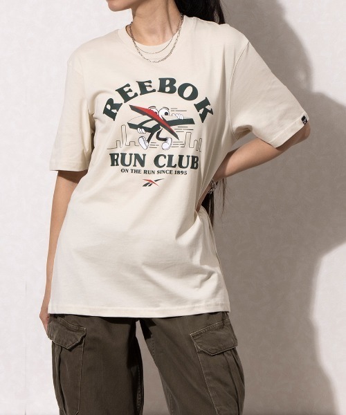 Reebok(リーボック)の「ランナー グラフィック Tシャツ / RUNNER GRAPHIC TEE(Tシャツ/カットソー・メンズ・グレイッシュベージュ/ホワイト/グリーン・SMALL/X-LARGE/LARGE)」の2枚目の写真