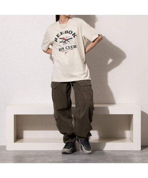 Reebok(リーボック)の「ランナー グラフィック Tシャツ / RUNNER GRAPHIC TEE(Tシャツ/カットソー・メンズ・グレイッシュベージュ/ホワイト/グリーン・SMALL/X-LARGE/LARGE)」の9枚目の写真