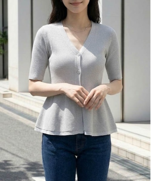 SUGAR BISKET（シュガービスケット）の「Ｖネックペプラムニットトップス（Tシャツ/カットソー・レディース・ベージュ/グレー/ピンク/ブラック・フリー）」の3枚目の写真