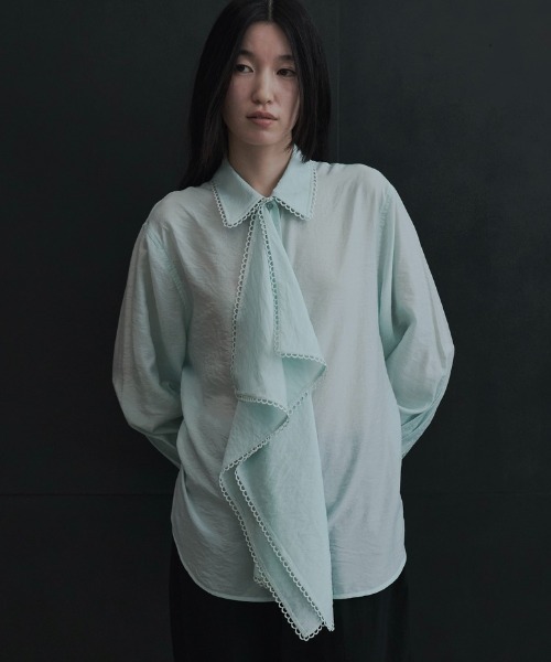 FEKETE(フェケテ)の「mulch-way scarf shirt / スカーフ付きマルチWAYシャツブラウス(シャツ/ブラウス・レディース・オフホワイト/サックスブルー/ミント・SMALL/LARGE/MEDIUM)」の2枚目の写真