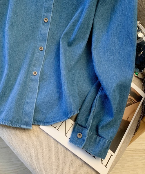 LUCPY(ラクピー)の「デニムシャツブラウス(シャツ/ブラウス・レディース・ブルー・SMALL/MEDIUM/LARGE/X-LARGE)」の4枚目の写真
