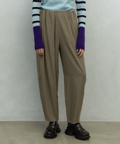 MARECHAL TERRE(マルシャルテル)の「コンビネーションタックギャザーパンツ(その他パンツ・レディース・ベージュ/チャコールグレー/カーキ/ブラック・MEDIUM)」の4枚目の写真