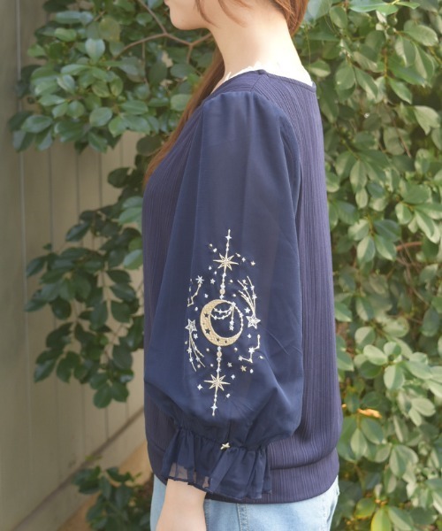 axes femme（アクシーズファム）の「メテオール刺繍袖プルオーバー（Tシャツ/カットソー・レディース・ネイビー/ブラック/ホワイト・FREE）」の5枚目の写真