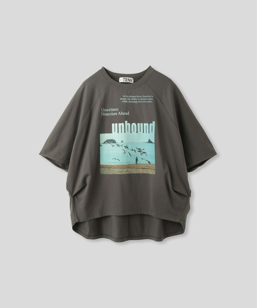 AT THE TRNK(アットザトランク)の「ビックシルエット フォト Tシャツ AT THE TRNK(Tシャツ/カットソー・レディース・ベージュ/チャコールグレー・フリー)」の1枚目の写真