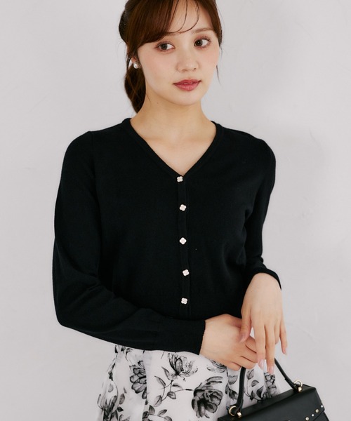 tocco closet(トッコ クローゼット)の「シルクプロテインVネックショート丈カーディガン(カーディガン/ボレロ・レディース・ブラック/ボルドー/アイボリー/モカ・M)」の2枚目の写真