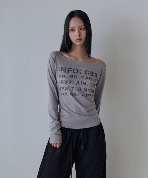 5OML(オーオーエムエル)の「ボートネック ロゴ入り オフショルダー ロングスリーブ(グレー)(Tシャツ/カットソー・レディース・グレー・FREE)」の1枚目の写真