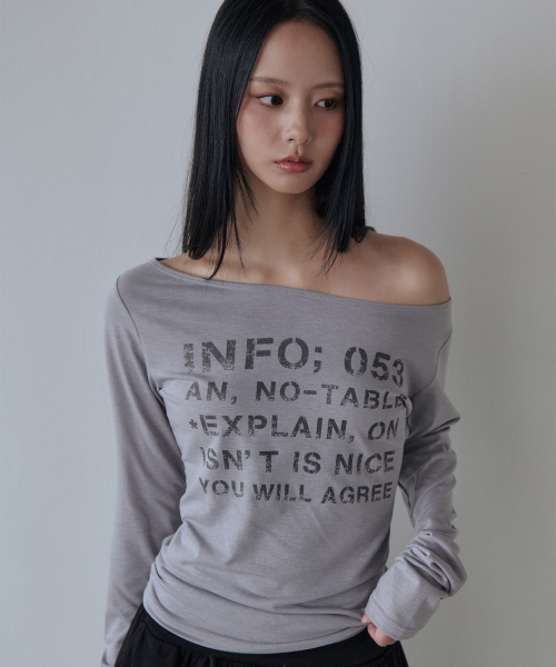 5OML(オーオーエムエル)の「ボートネック ロゴ入り オフショルダー ロングスリーブ(グレー)(Tシャツ/カットソー・レディース・グレー・FREE)」の2枚目の写真