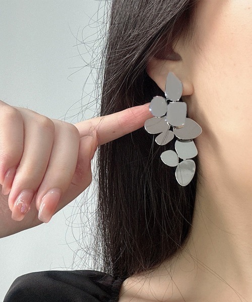 Miniministore(ミニミニストア)の「大ぶりロングピアス変形メタルプレート(ピアス(両耳用)・レディース・シルバー/ゴールド・FREE)」の5枚目の写真