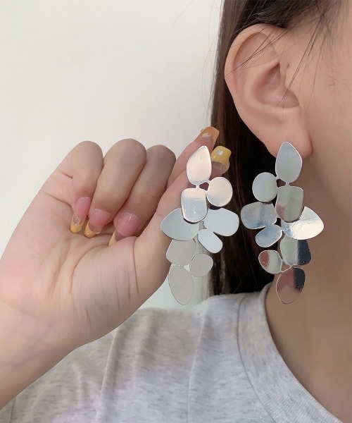 Miniministore(ミニミニストア)の「大ぶりロングピアス変形メタルプレート(ピアス(両耳用)・レディース・シルバー/ゴールド・FREE)」の6枚目の写真