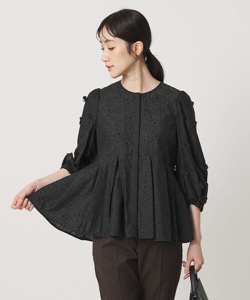 UNITED ARROWS(ユナイテッドアローズ)の「3Dフラワー ペプラム ブラウス ‐ウォッシャブル‐(シャツ/ブラウス・レディース・ホワイト/ブラック・FREE)」の1枚目の写真
