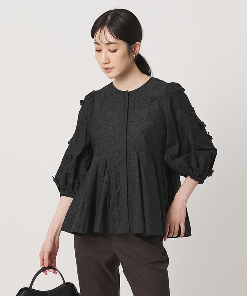 UNITED ARROWS(ユナイテッドアローズ)の「3Dフラワー ペプラム ブラウス ‐ウォッシャブル‐(シャツ/ブラウス・レディース・ホワイト/ブラック・FREE)」の3枚目の写真