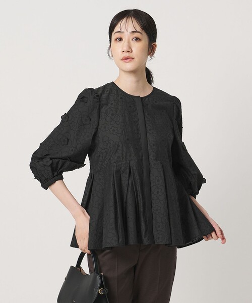 UNITED ARROWS(ユナイテッドアローズ)の「3Dフラワー ペプラム ブラウス ‐ウォッシャブル‐(シャツ/ブラウス・レディース・ホワイト/ブラック・FREE)」の4枚目の写真