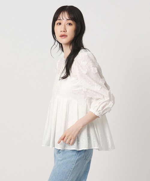 UNITED ARROWS(ユナイテッドアローズ)の「3Dフラワー ペプラム ブラウス ‐ウォッシャブル‐(シャツ/ブラウス・レディース・ホワイト/ブラック・FREE)」の9枚目の写真