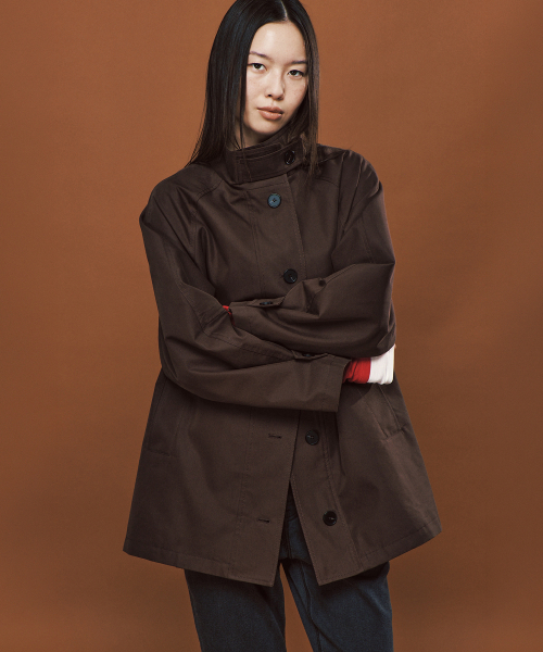 PLAC WOMEN（プレイス・ウィメン）の「ラグラン ハイネック ハーフ トレンチコート ブラウン（トレンチコート・レディース・ブラウン・FREE）」の2枚目の写真