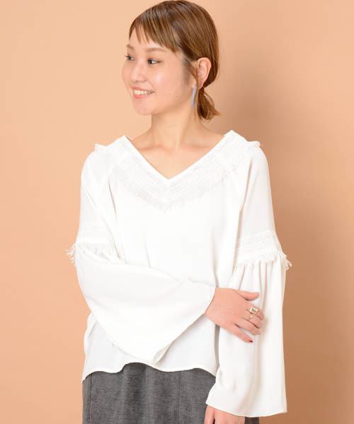 mystic（ミスティック）の「フリンジレーステープ付ブラウス（シャツ/ブラウス・レディース・ブラック/ピンク/モカ/グレー/オフホワイト・ﾌﾘ-）」の2枚目の写真
