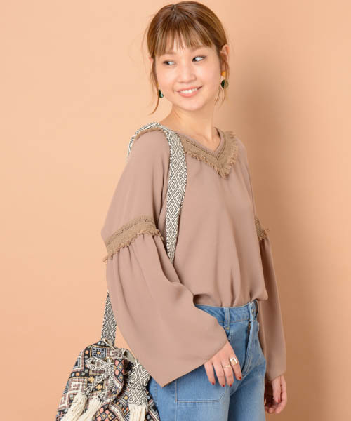 mystic（ミスティック）の「フリンジレーステープ付ブラウス（シャツ/ブラウス・レディース・ブラック/ピンク/モカ/グレー/オフホワイト・ﾌﾘ-）」の4枚目の写真