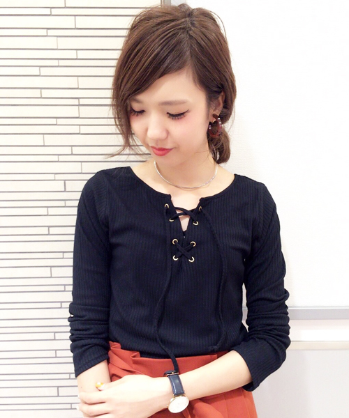 mysty woman（ミスティウーマン）の「ベアテレコ編み上げ２WAYロンT（Tシャツ/カットソー・レディース・キャメル/レッド系その他/ブラック/オフホワイト・FREE）」の3枚目の写真