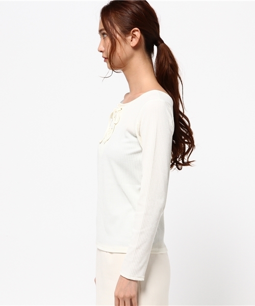 mysty woman（ミスティウーマン）の「ベアテレコ編み上げ２WAYロンT（Tシャツ/カットソー・レディース・キャメル/レッド系その他/ブラック/オフホワイト・FREE）」の6枚目の写真