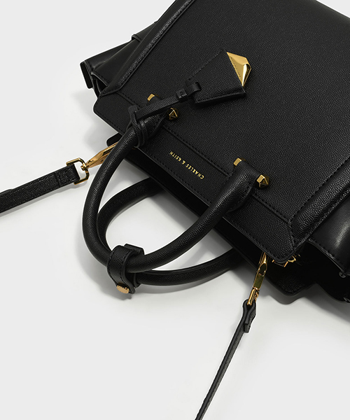 CHARLES & KEITH(チャールズ & キース)の「ストラクチャードトラペーズバッグ / STRUCTURED TRAPEZE BAG(ハンドバッグ・レディース・ブラック/バーガンディー・L)」の10枚目の写真
