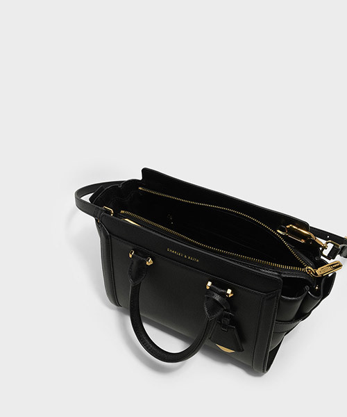 CHARLES & KEITH(チャールズ & キース)の「ストラクチャードトラペーズバッグ / STRUCTURED TRAPEZE BAG(ハンドバッグ・レディース・ブラック/バーガンディー・L)」の9枚目の写真