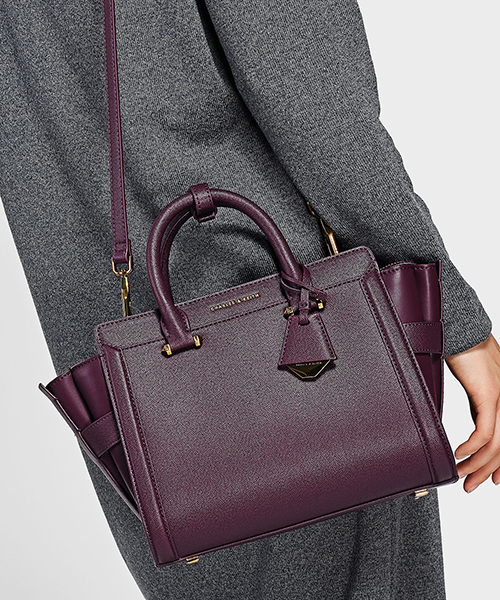 CHARLES & KEITH(チャールズ & キース)の「ストラクチャードトラペーズバッグ / STRUCTURED TRAPEZE BAG(ハンドバッグ・レディース・ブラック/バーガンディー・L)」の7枚目の写真