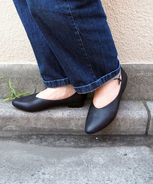 【美品】cava cavaサヴァサヴァ　Vカットパンプス サイズ23 cava cava（サヴァサヴァ）〉Vカットパンプス（パンプス）｜cava