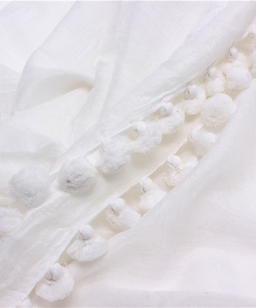 ODORANTES nano･universe（オドラント ナノ・ユニバース）の「【VERY5月号掲載】MATTA/OD/ポンポンストール（マフラー・レディース・ブラック/チャコール/ホワイト・FREE）」の4枚目の写真