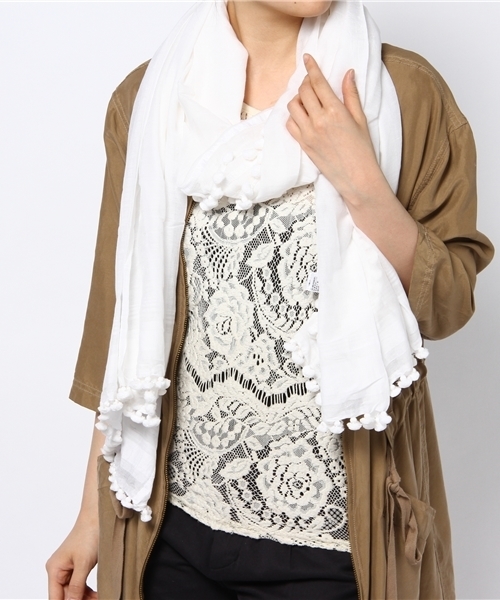 ODORANTES nano･universe（オドラント ナノ・ユニバース）の「【VERY5月号掲載】MATTA/OD/ポンポンストール（マフラー・レディース・ブラック/チャコール/ホワイト・FREE）」の6枚目の写真