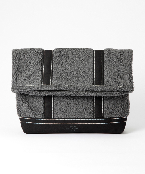 Ray BEAMS（レイビームス）の「【Marisol11月号掲載】20/80 / ボア フリース クラッチバッグ（クラッチバッグ・レディース・アイボリー/グレー・ONE SIZE）」の13枚目の写真