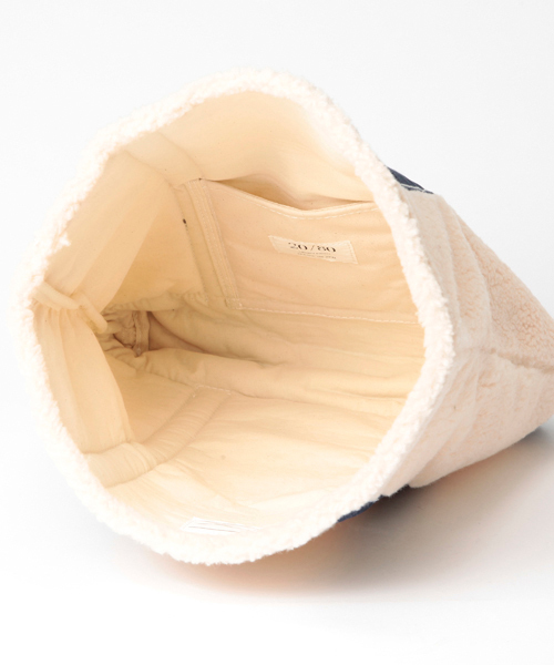 Ray BEAMS（レイビームス）の「【Marisol11月号掲載】20/80 / ボア フリース クラッチバッグ（クラッチバッグ・レディース・アイボリー/グレー・ONE SIZE）」の5枚目の写真